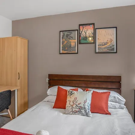 Japanese Lantern With Free Park, Netfix, 75 Inch Tv, Games - Centre Apartamento Birmingam
