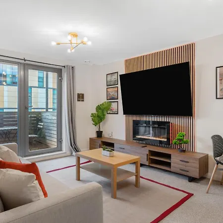 Japanese Lantern With Free Park, Netfix, 75 Inch Tv, Games - Centre Apartamento *